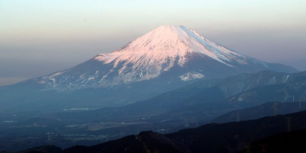 Un padre giapponese abbandona il figlio di 7 anni per ore per scalare il Monte Fuji