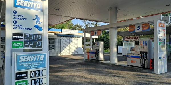 Sei paesi Ue chiedono tassa su extraprofitti compagnie petrolifere, anche l'Italia