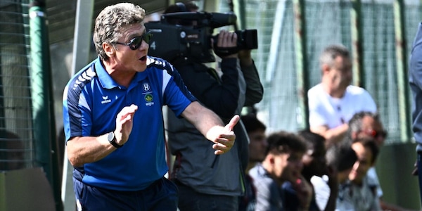 Esordio da incubo per Mazzarri in Grecia: il suo Iraklis travolto dall'AEK di Jovic