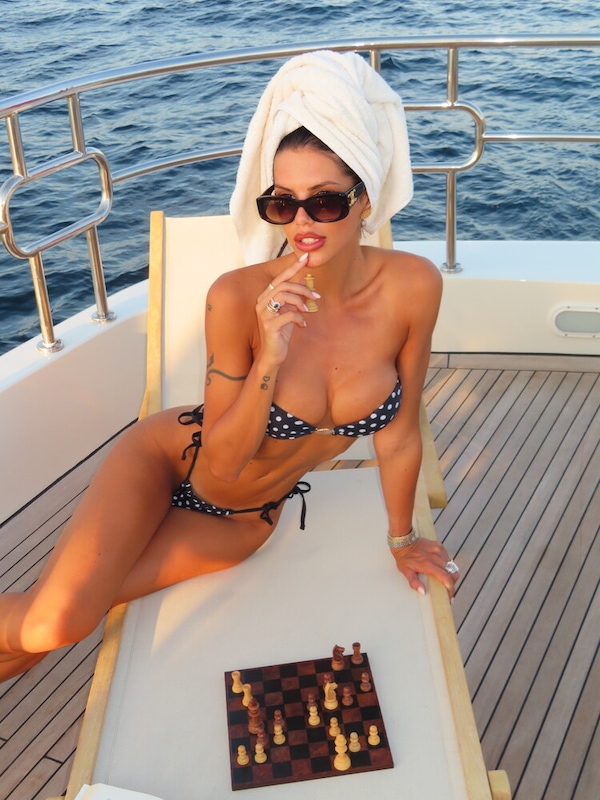 Antonella Fiordelisi, estate da favola: yacht da sogno e scatti bollenti. Amore segreto o vacanze con amici?