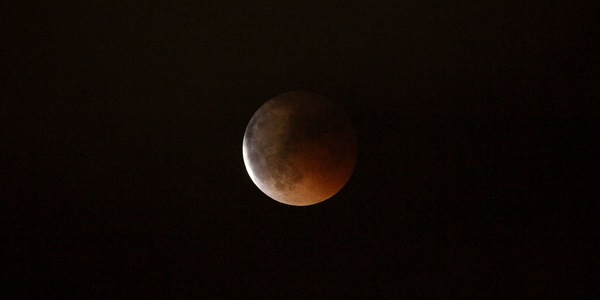 Stanotte lo spettacolo dell'eclissi di Luna, il massimo sarà all'alba