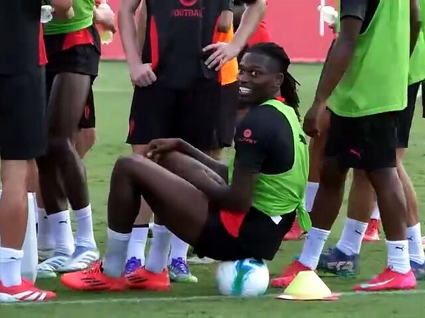 Aston Villa o Galatasaray? Leao è a un bivio