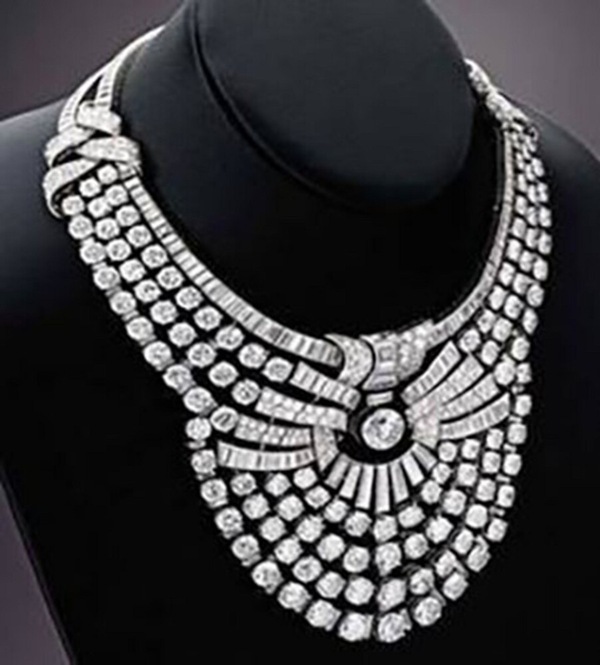 A Vienna rubato il collier della regina d'Egitto, caccia ai ladri