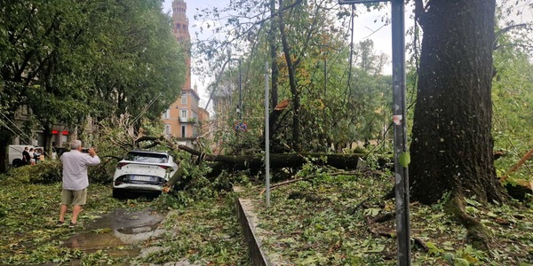 Tromba d'aria su Cremona, danneggiati anche Duomo e Palazzo Comunale