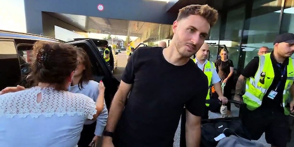 Milan, Gimenez saluta i tifosi rossoneri a Linate