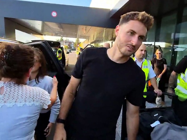 Milan, Gimenez saluta i tifosi rossoneri a Linate