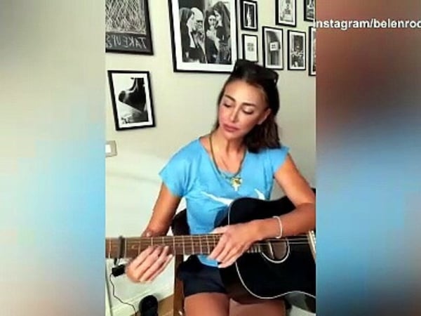Belen Rodriguez canta e si rilassa alla chitarra