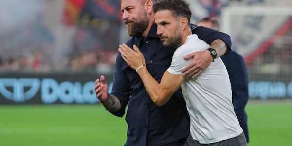 De Rossi e Fabregas entrano in campo insieme: chiacchiere e abbracci prima di Genoa-Como