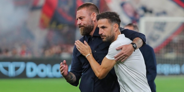 De Rossi e Fabregas entrano in campo insieme: chiacchiere e abbracci prima di Genoa-Como 