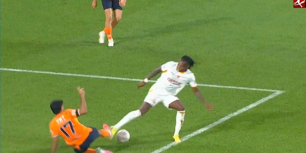 Intervento killer su Leao all'esordio in campionato con il Galatasaray: la gamba rischia di spezzarsi!