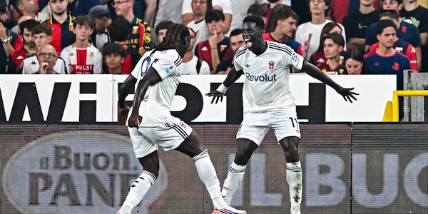 Il Como travolge il Genoa, Fabregas cala il poker e vola da solo in vetta per una notte. Esordio con assist per Kean. Terzo ko di fila per De Rossi
