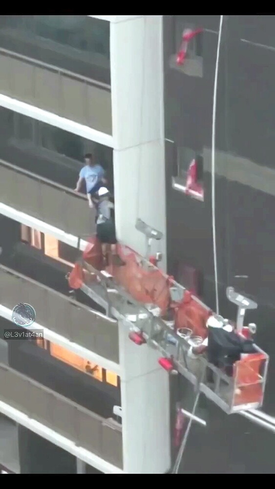 Nubifragio a Toronto: due operai sospesi nel vuoto salvati dai residenti
