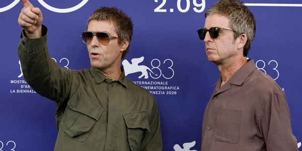 Oasis a Venezia, Liam e Noel saltano la conferenza stampa: poi lo show al photocall