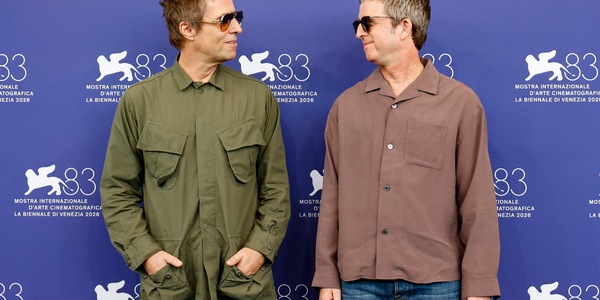 Febbre al Lido per gli Oasis, saltano la conferenza stampa ma vanno al photocall