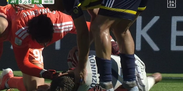 Paura in Juve Stabia-Pisa, Bozhinov crolla a terra: partita sospesa dopo il malore