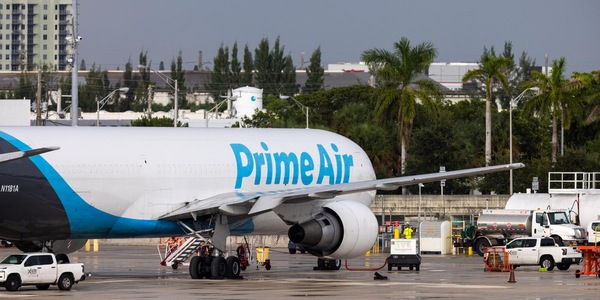 Aereo Amazon fuori pista a Miami, 'cinque morti e vari feriti'