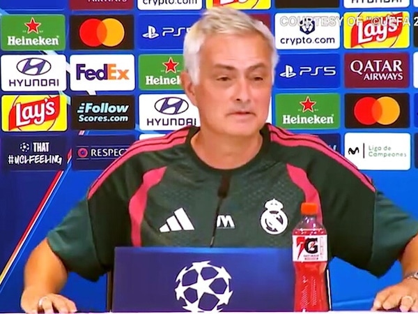Giornalista fa un regalo "speciale" a Mourinho