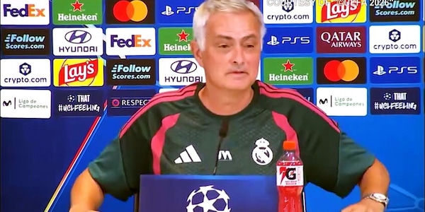 Giornalista fa un regalo "speciale" a Mourinho