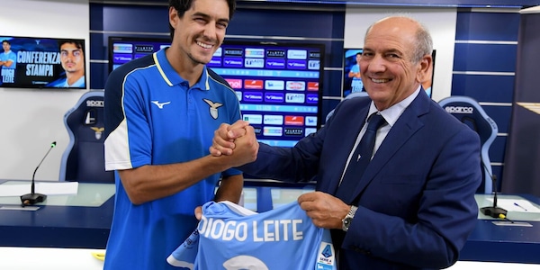 Sorrisi per tutti e tuta della Lazio indosso: Diogo Leite si presenta affianco a Fabiani