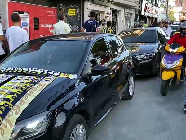 I tifosi del Fenerbahce già carichi per la sfida contro la Roma