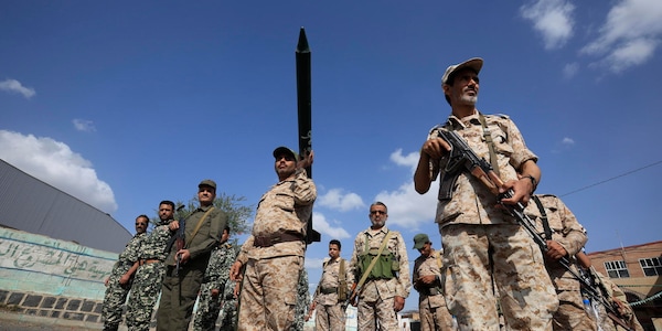 Houthi, la navigazione nello stretto di Bab el-Mandeb resta sicura e regolare