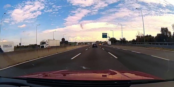 Torino, furgone taglia la strada a un'auto che finisce sul guard rail: l'incidente è spaventoso