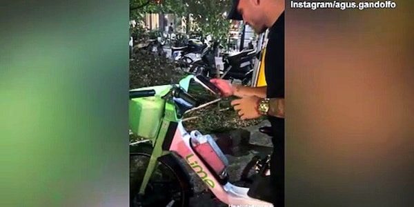 Agus e Lautaro Martinez in giro per Milano con la bici a noleggio
