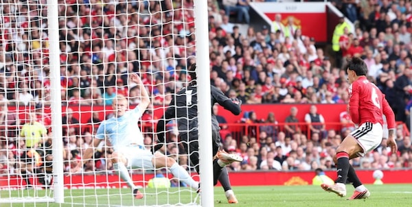 Haaland affonda lo United e decide il derby di Manchester: il City aggancia l'Arsenal in vetta