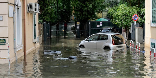 Le impressionanti immagini di Roma invasa dall'acqua: il diluvio trasforma le vie in fiumi
