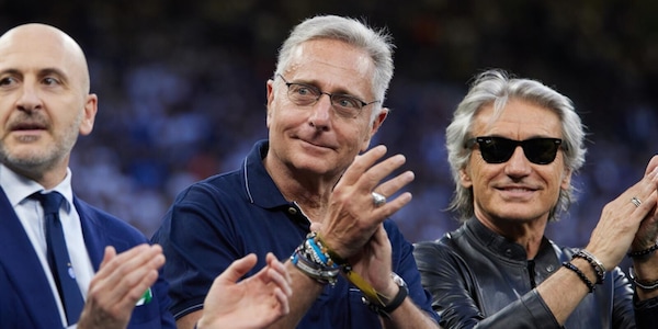 "I romanisti? Circo Massimo, poi dopo due pareggi...". Bonolis elogia i tifosi della Lazio. E quella pizzetta rossa...