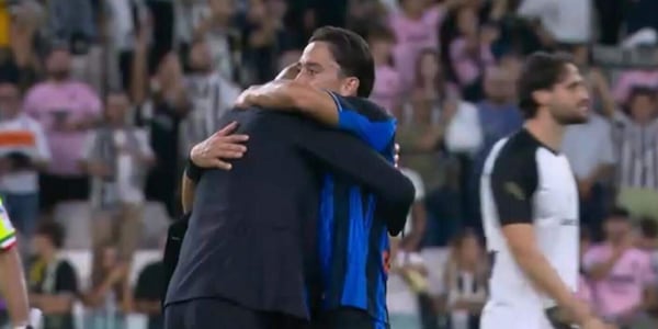 L'emozionante abbraccio tra Spalletti e Raspadori dopo Juve-Atalanta: la foto virale tra i tifosi del Napoli