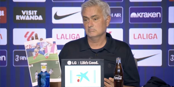 Furia Mourinho con l'arbitro, in sala stampa con le foto delle mancate espulsioni! Simeone replica: "Basta, rispetto!" 