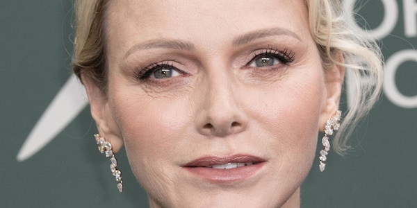 Charlene di Monaco copia Kate Middleton, l'abito nero da 3mila euro lascia senza fiato