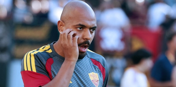 Malen resta a Trigoria per un fastidio al ginocchio, Xavi rassicura: "L'infortunio non è grave"