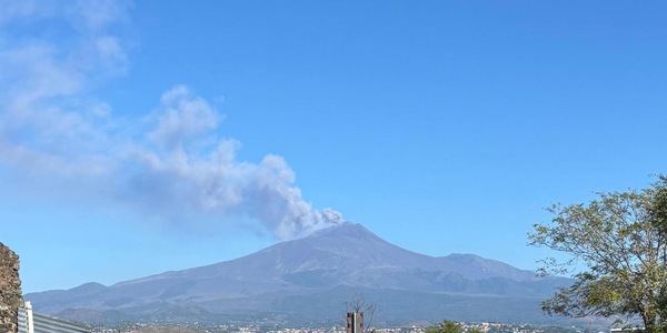 Sospesi di nuovo voli a Catania per la cenere dall'Etna, stop fino alle 15