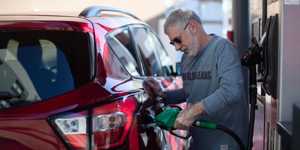 In Spagna via libera del governo a sconti 20 centesimi su carburante, tetto al gas