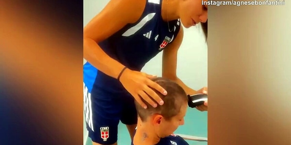 Agnese Bonfantini, taglio di capelli per l'amica Roberta Picchi