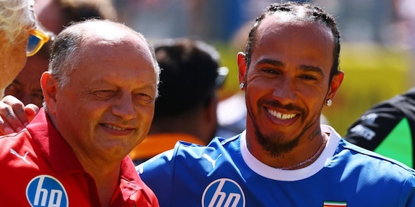 Hamilton criptico: "Sono al fianco di Vasseur, se volete puntare il dito ci sono persone più in alto..."