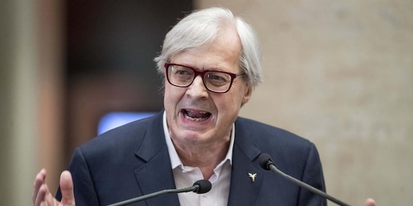 Come sta Vittorio Sgarbi, condizioni critiche. La figlia Evelina: "Sofferenza estrema"