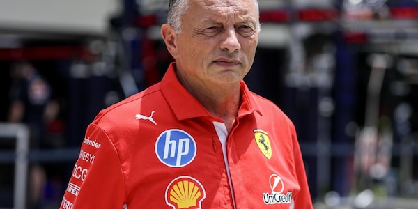 Vasseur fa muro in Ferrari con Leclerc e Hamilton: “Non sono loro a difendere me, ma…”