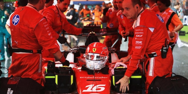 Follia Ferrari, la strategia gomme in Malesia fa discutere: Hamilton e Leclerc sulle slick e poi succede il disastro
