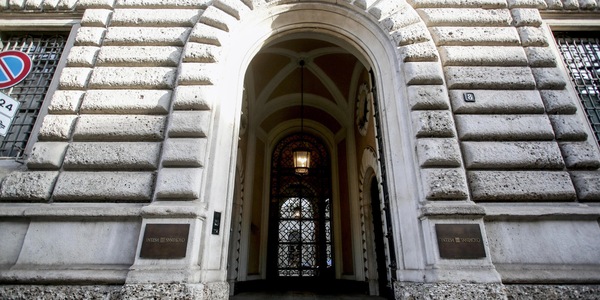 Intesa, le due offerte di Mps complesse e di difficile valutazione per i soci