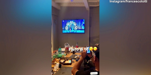 Totti guarda orgoglioso Noemi in Tv: "Fiero di te"