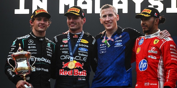 Verstappen vince in Malesia davanti ad Antonelli. Ferrari, che rimonta dopo una partenza shock: Hamilton chiude 3°, Leclerc 4°