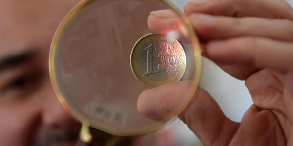 L'euro ai minimi da 17 mesi con elezioni in Spagna, poi risale a 1,12 dollari