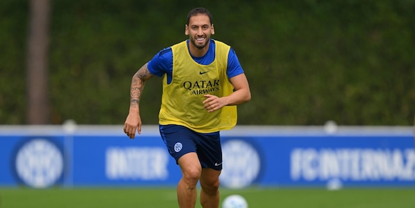 Calhanoglu è tornato ad allenarsi con l’Inter: quando giocherà e le novità sul rinnovo