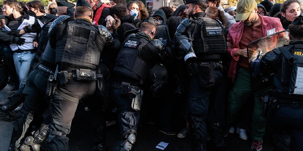 Scontri al corteo studentesco a Parigi, polizia lancia lacrimogeni