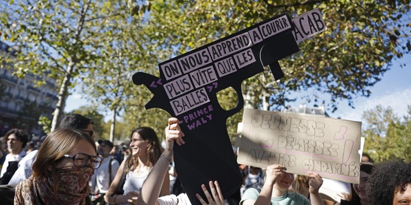 Scontri al corteo degli studenti, barricate e lacrimogeni a Strasburgo