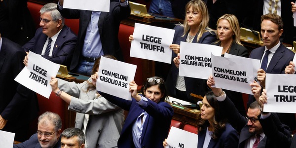 Cartelli dell'opposizione in Aula sulla riforma del voto, "è una legge truffa"