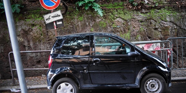 Un'altra donna denuncia, 'spinta da una minicar mentre ero in bici'